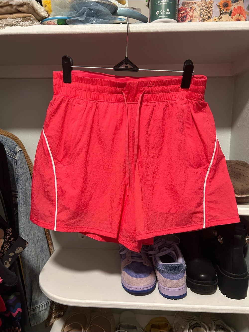 Lululemon License to Train High-Rise Lightweight Short 4" - Glaze
Pink - Size 6
